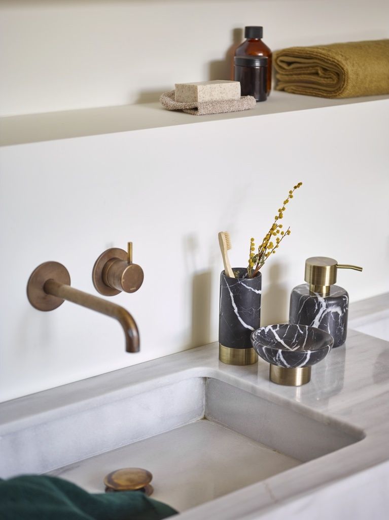 Aquanova Nero Soap Dish – Black, Stylish & Practical