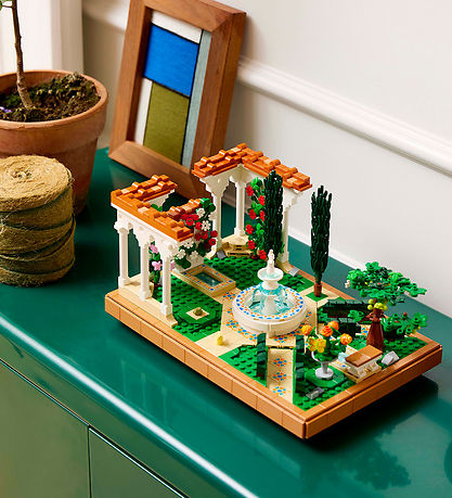 LEGO® Icons Fountain Garden 10359 – 1302 Pieces