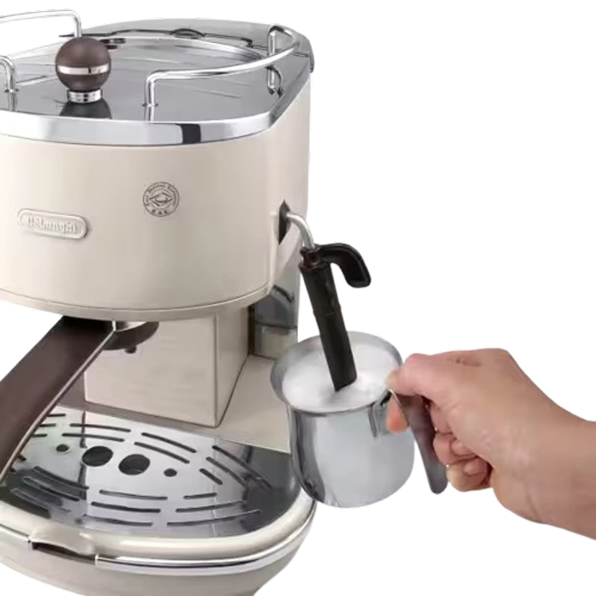 Delonghi Espresso Machine with 15-bar pressure and 1.4L 1100W